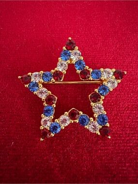 Beautiful Joan Rivers Gold-Tone Star Brooch 4th of July, Patriotic, USA, Flag